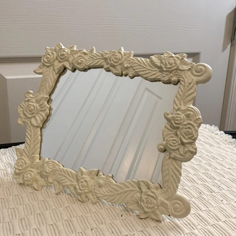 💗 Vintage 9 X 7 , framed mirror in ivory color in great condition